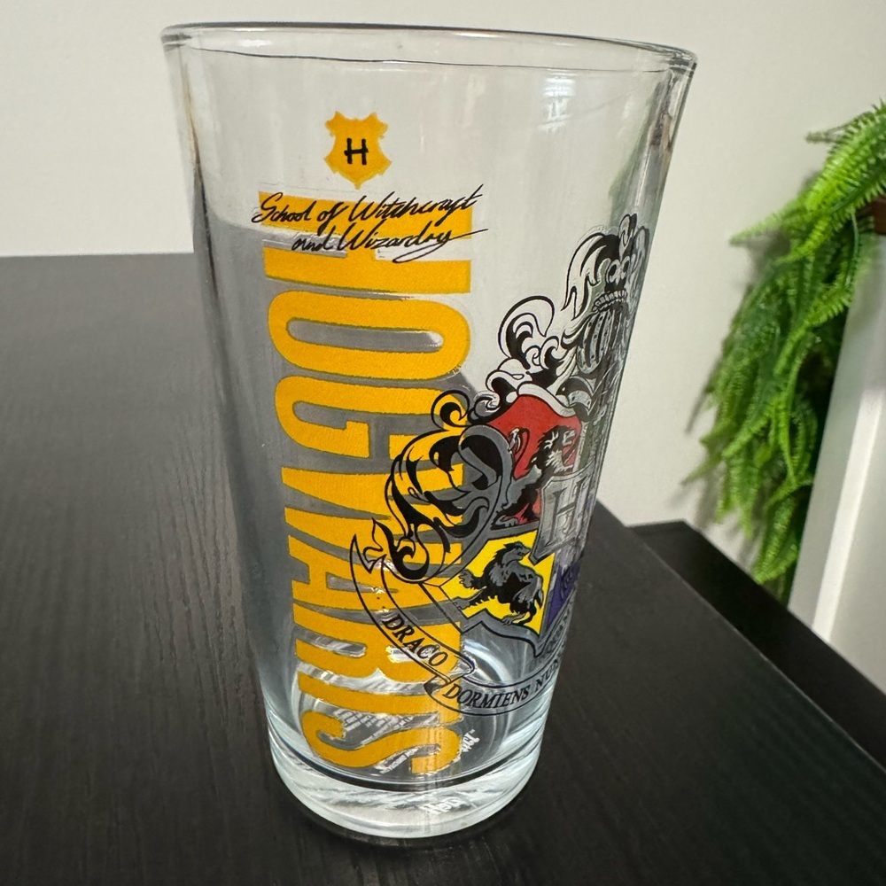 Harry Potter Hogwarts Crest Glass - Picture 2 of 3